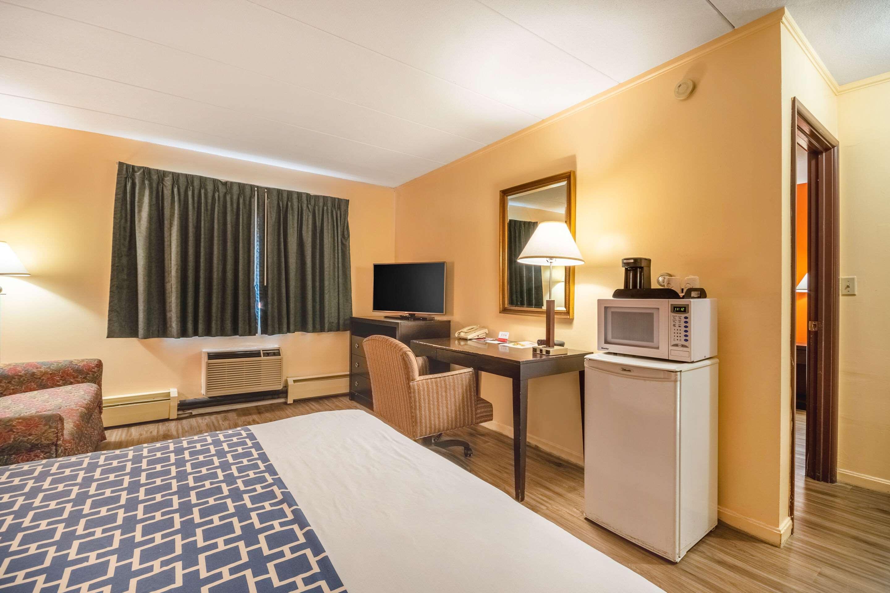 Econo Lodge Inn & Suites Airport Windsor Locks Dış mekan fotoğraf