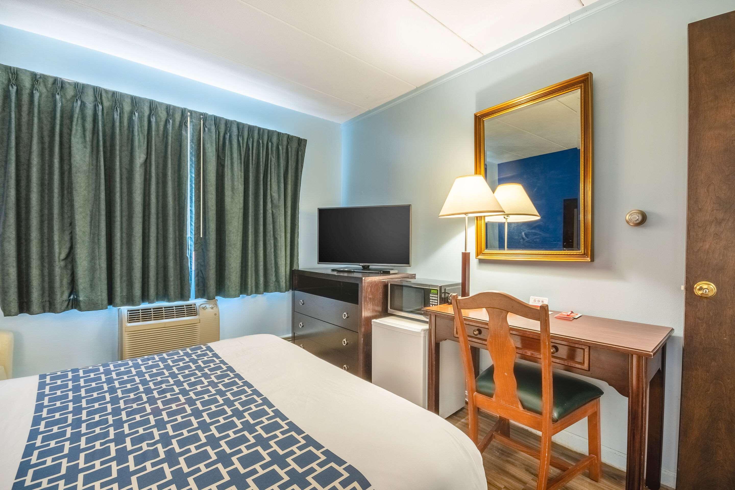 Econo Lodge Inn & Suites Airport Windsor Locks Dış mekan fotoğraf