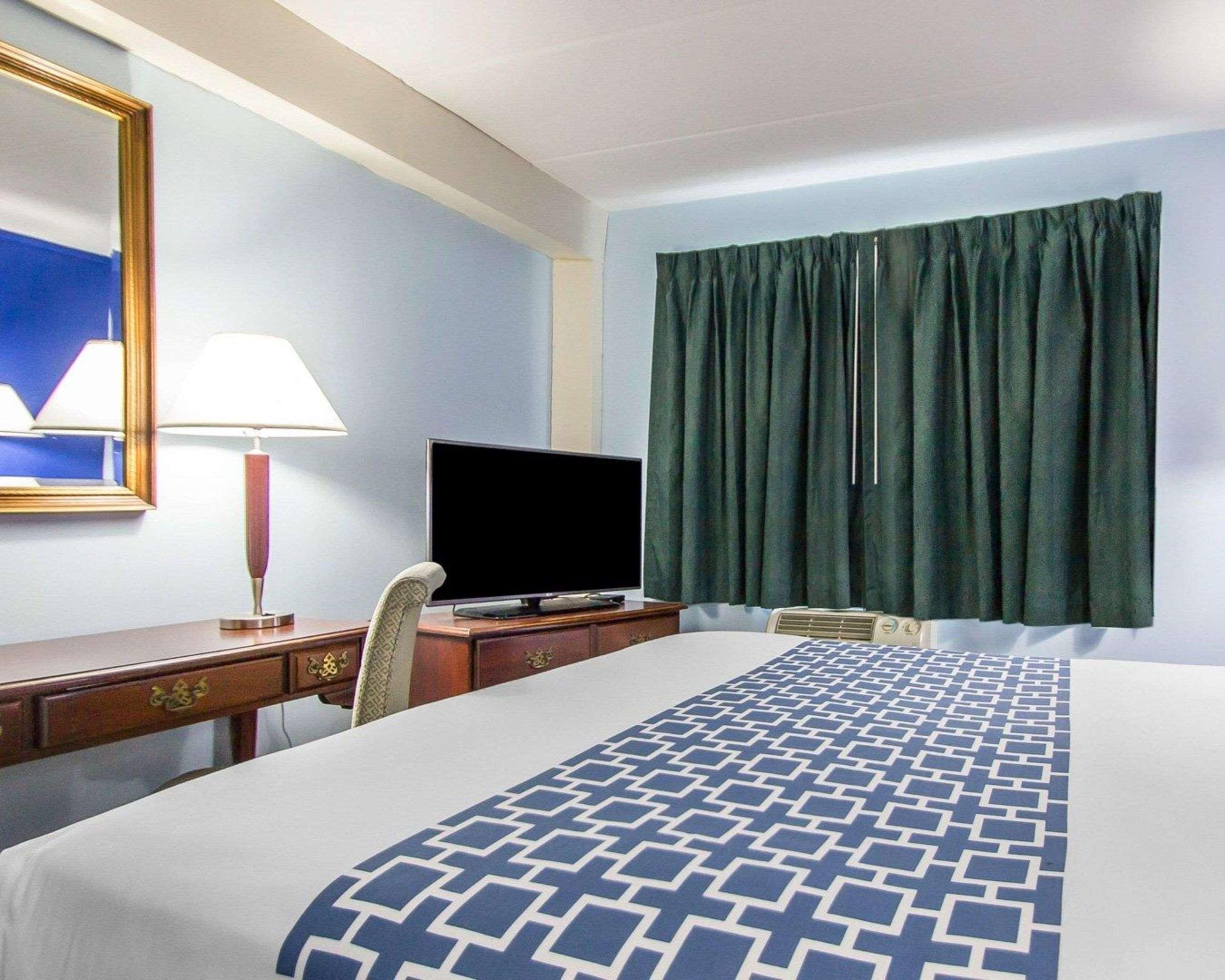 Econo Lodge Inn & Suites Airport Windsor Locks Dış mekan fotoğraf