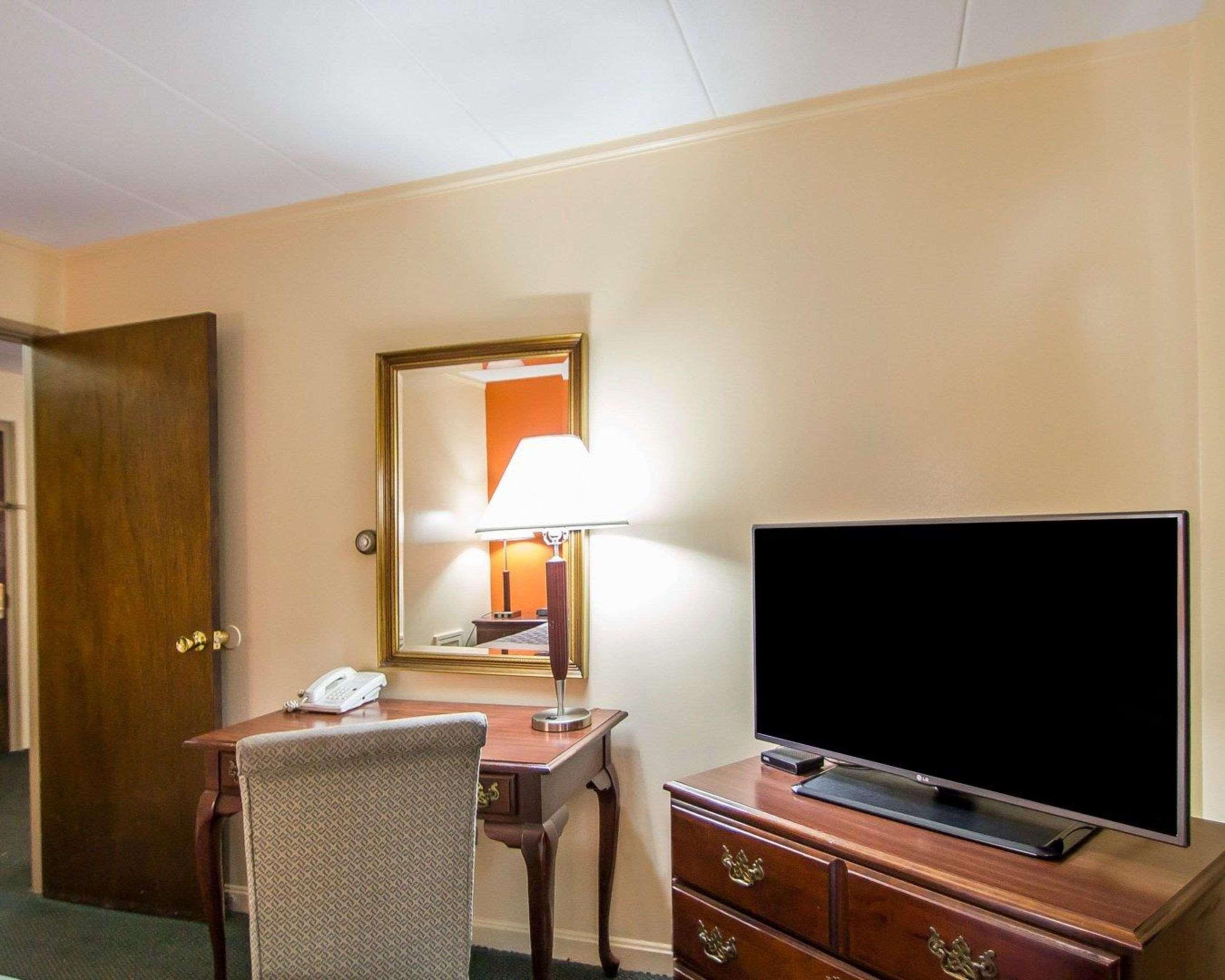 Econo Lodge Inn & Suites Airport Windsor Locks Dış mekan fotoğraf