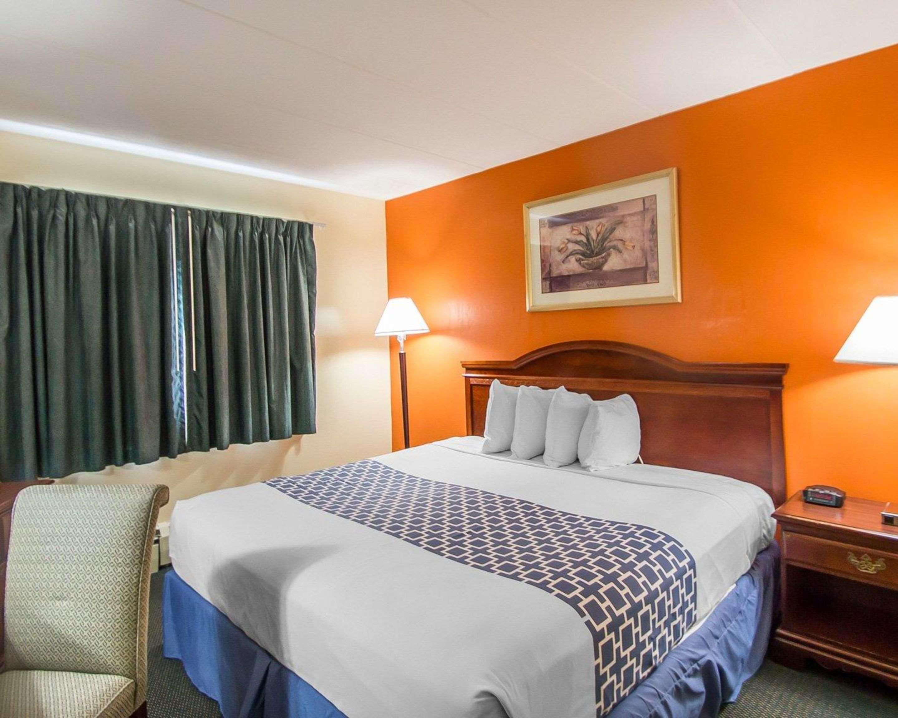 Econo Lodge Inn & Suites Airport Windsor Locks Dış mekan fotoğraf