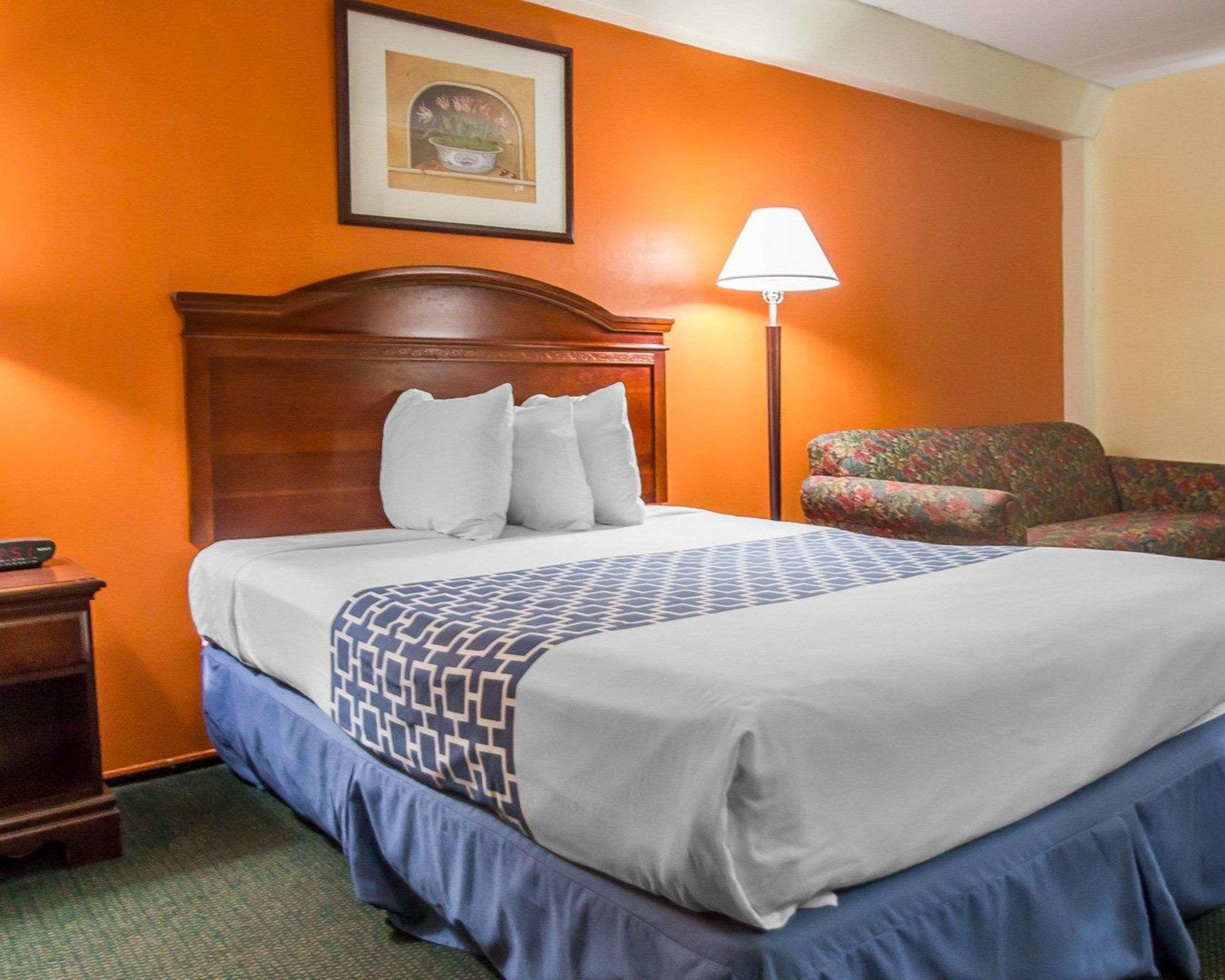 Econo Lodge Inn & Suites Airport Windsor Locks Dış mekan fotoğraf