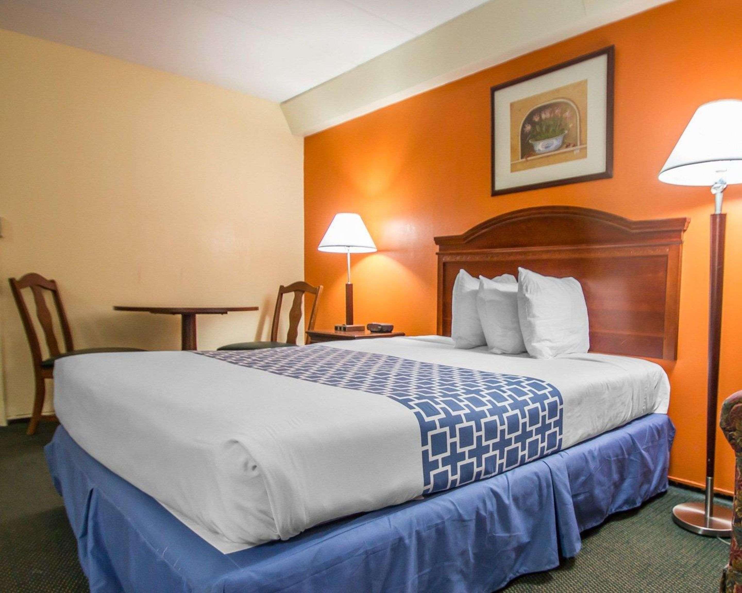 Econo Lodge Inn & Suites Airport Windsor Locks Dış mekan fotoğraf