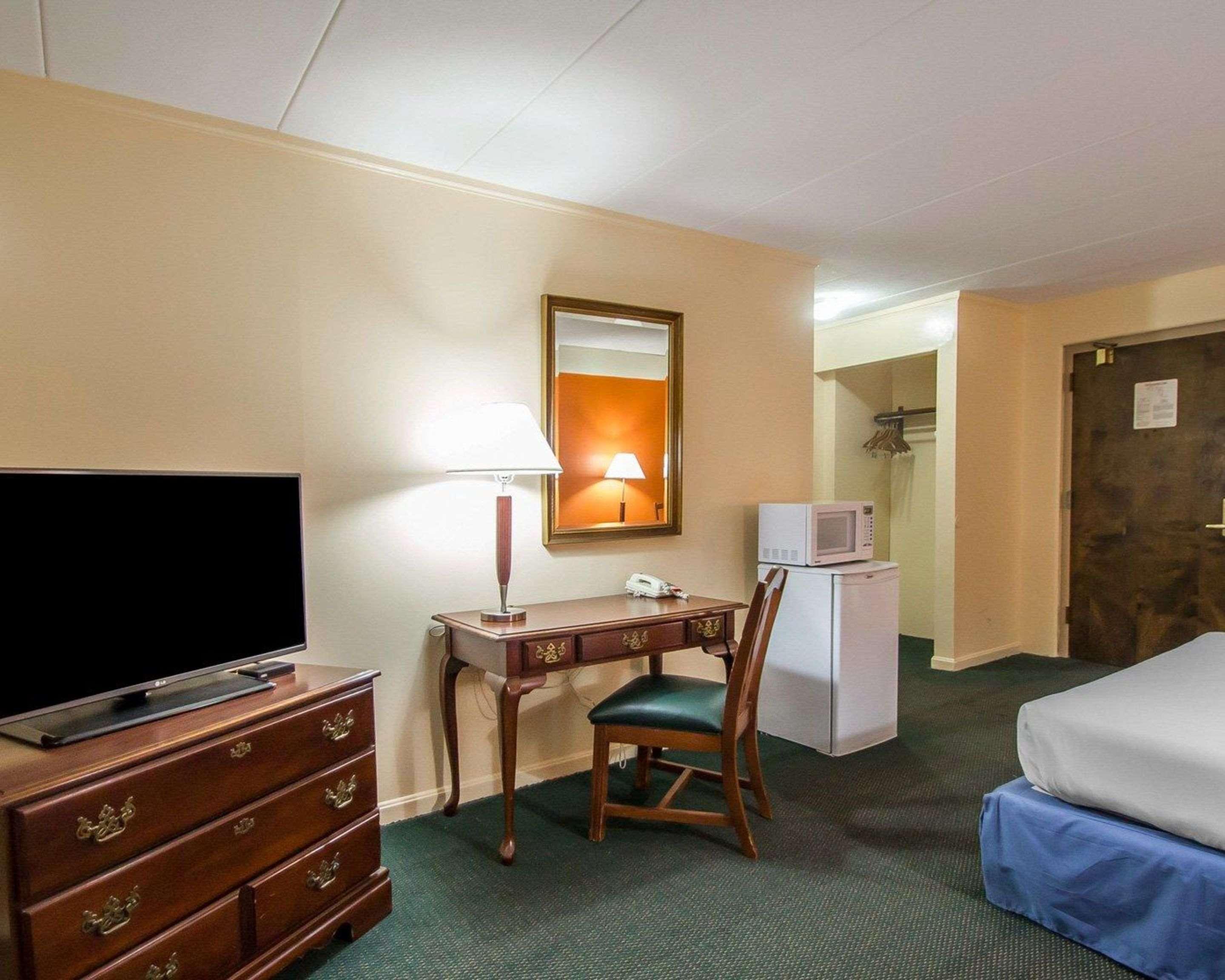 Econo Lodge Inn & Suites Airport Windsor Locks Dış mekan fotoğraf